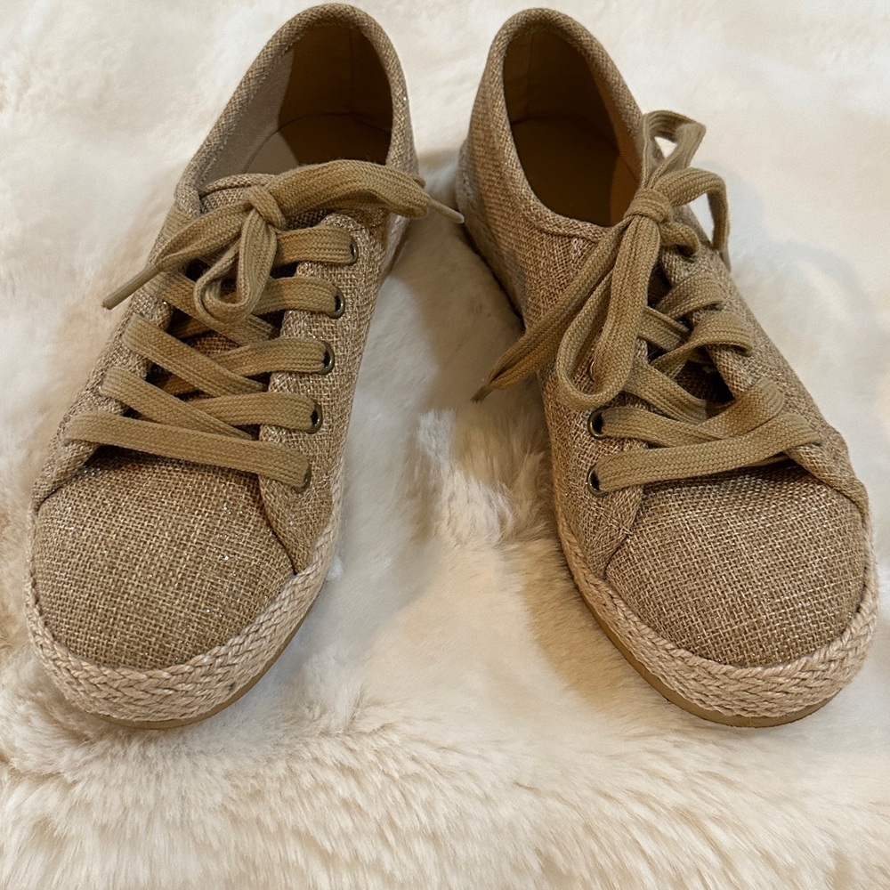 Tommy Bahama Tan With A Little Sparkle Sneaker. Size 7